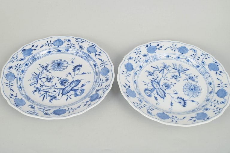 Meissen, Germany. Blue Onion, set of two porcelain dinner plates with blue decoration. Mid-20th - 2