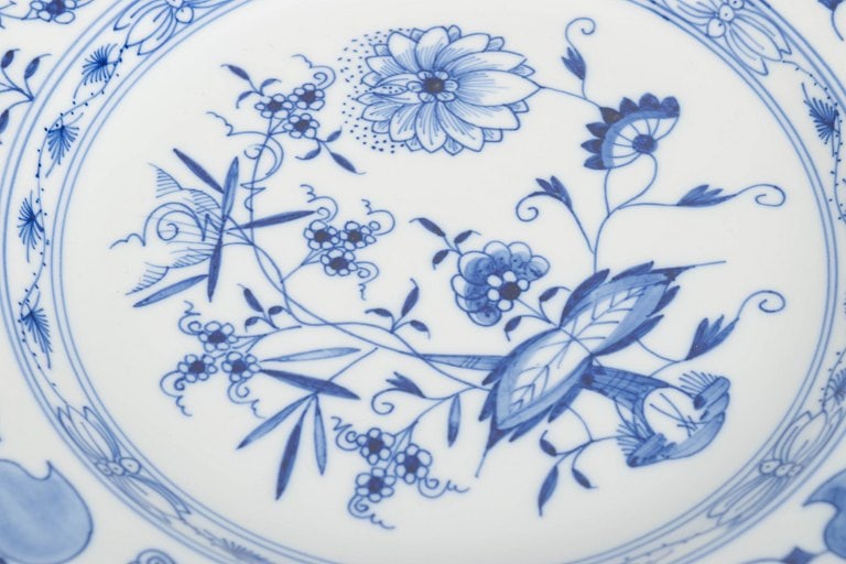 Meissen, Germany. Blue Onion, set of two porcelain dinner plates with blue decoration. Mid-20th - 3