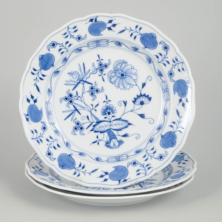 Meissen, Germany. Blue Onion, set of three porcelain dinner plates with blue decoration. Early 20th (1 of 4)