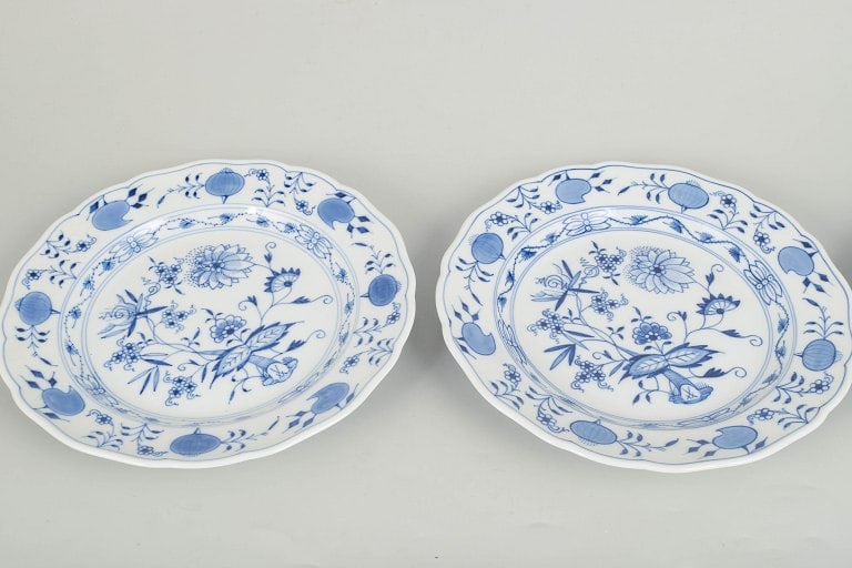 Meissen, Germany. Blue Onion, set of three porcelain dinner plates with blue decoration. Early 20th - 2