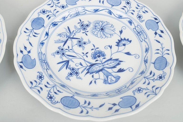 Meissen, Germany. Blue Onion, set of three porcelain dinner plates with blue decoration. Early 20th - 3