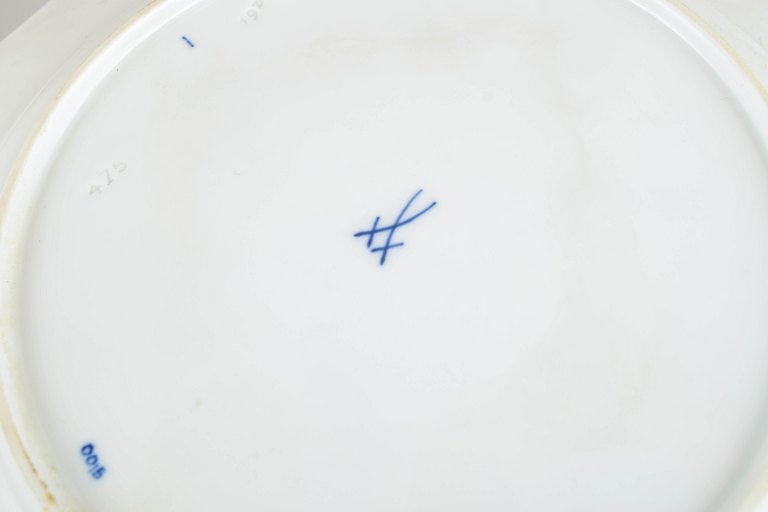 Meissen, Germany. Blue Onion, set of three porcelain dinner plates with blue decoration. Early 20th - 4