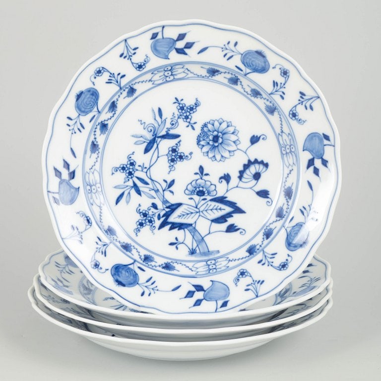 Meissen, Germany. Blue Onion, set of four porcelain dinner plates with blue decoration . Early 20th (1 of 4)