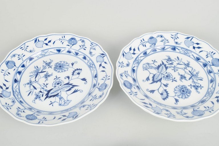 Meissen, Germany. Blue Onion, set of four porcelain dinner plates with blue decoration . Early 20th - 2