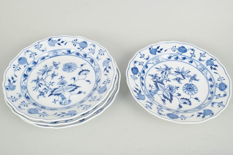 Meissen, Germany. Blue Onion, set of four porcelain dinner plates with blue decoration . Early 20th - 3