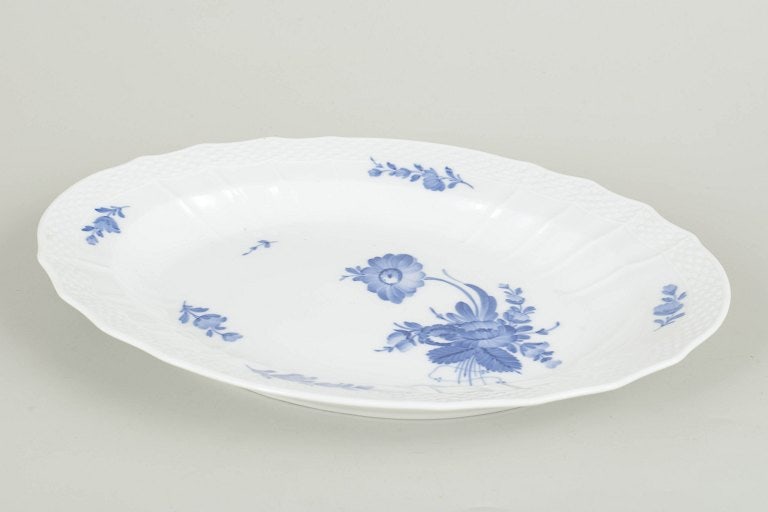 Royal Copenhagen, Denmark. Blue Flower Curved oval porcelain serving dish with blue floral motif in - 2