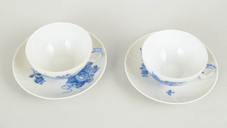 Royal Copenhagen, Denmark. Blue Flower Curved set of two porcelain teacups with matching saucers - 2