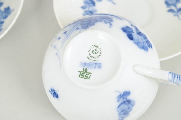 Royal Copenhagen, Denmark. Blue Flower Curved set of two porcelain teacups with matching saucers - 4