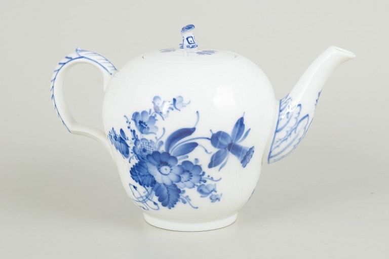 Royal Copenhagen, Denmark. Blue Flower Curved porcelain teapot with lid and handle. Approx. 1950s. (1 of 4)