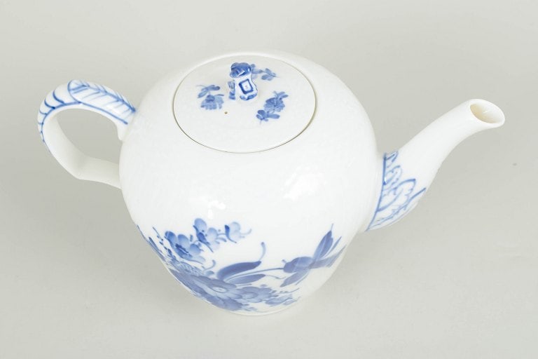 Royal Copenhagen, Denmark. Blue Flower Curved porcelain teapot with lid and handle. Approx. 1950s. - 2