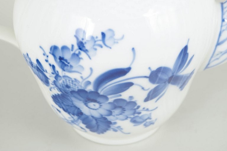 Royal Copenhagen, Denmark. Blue Flower Curved porcelain teapot with lid and handle. Approx. 1950s. - 3