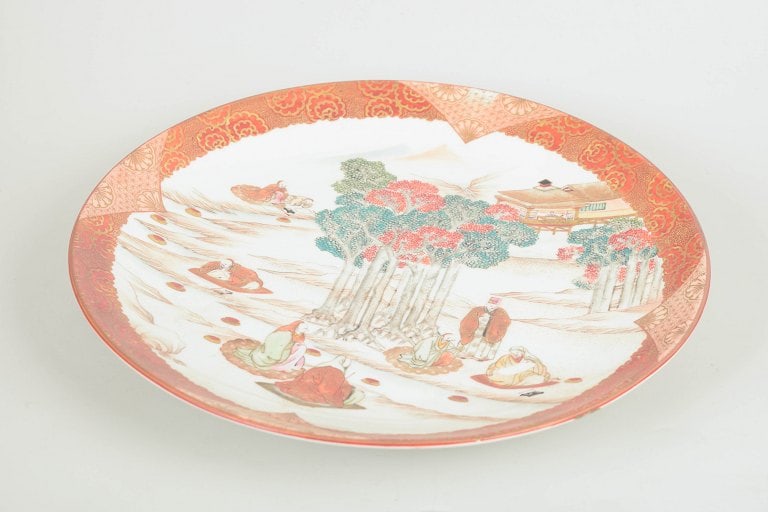 Kutani, Japan. Porcelain dish in aka-e style, large dish in red, green and gilt tones. Circa 1900. - 2