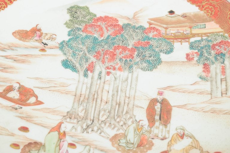 Kutani, Japan. Porcelain dish in aka-e style, large dish in red, green and gilt tones. Circa 1900. - 3