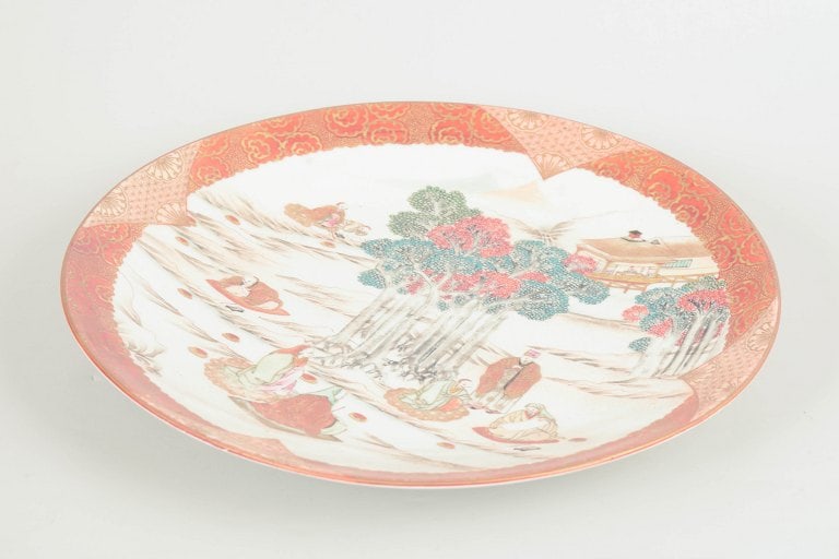 Kutani, Japan. Porcelain dish in aka-e style, large circular dish in red, green and gilt tones. - 2