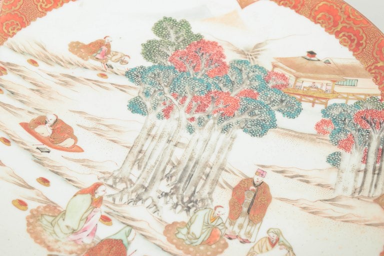 Kutani, Japan. Porcelain dish in aka-e style, large circular dish in red, green and gilt tones. - 3
