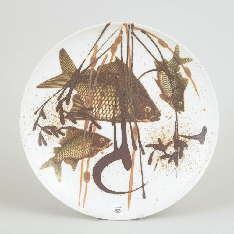 Nils Thorsson for Royal Copenhagen, Denmark. Large porcelain dish with detailed fish and underwater: Nils Thorsson for Royal Copenhagen, large dish. Circular porcelain dish decorated with detailed fish and underwater motifs in brown and golden tones on a white ground. Model 1078/5404, dated 1965,