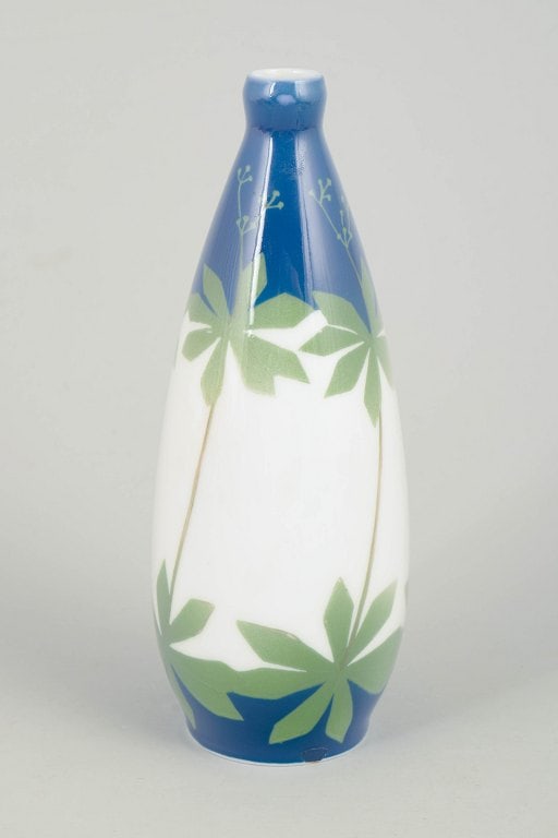 Royal Copenhagen, Denmark. Art nouveau porcelain vase in blue and green tones. Circa 1900.: Royal Copenhagen art nouveau vase. Elegant porcelain vase featuring organic art nouveau decoration in blue and green tones with stylised leaf motifs. Origin: Denmark. Material: Porcelain. Dimensions: 
