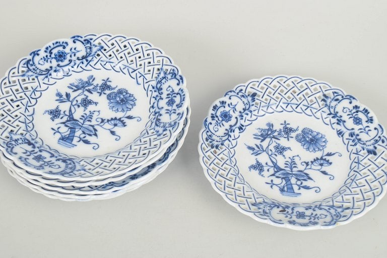 Stadt Meissen, Germany. Set of six porcelain salad plates with pierced rim and blue onion pattern. - 2