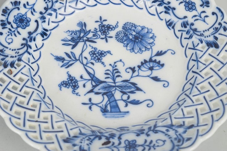 Stadt Meissen, Germany. Set of six porcelain salad plates with pierced rim and blue onion pattern. - 3