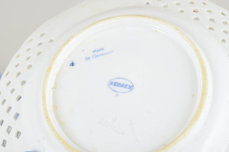 Stadt Meissen, Germany. Set of six porcelain salad plates with pierced rim and blue onion pattern. - 4