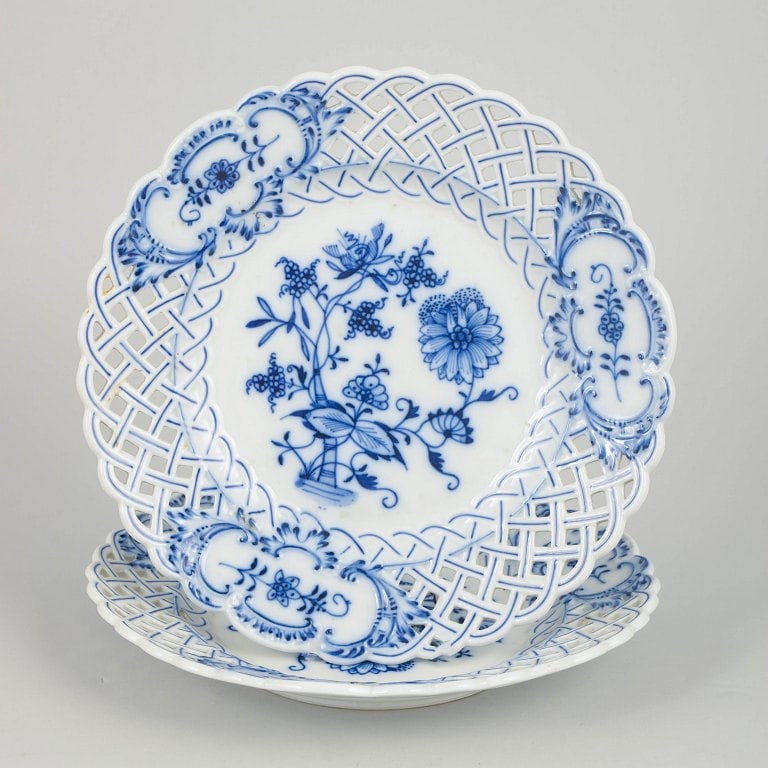 Stadt Meissen, Germany. Set of two porcelain dinner plates with pierced rim and blue onion pattern. (1 of 4)