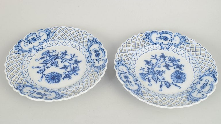 Stadt Meissen, Germany. Set of two porcelain dinner plates with pierced rim and blue onion pattern. - 2