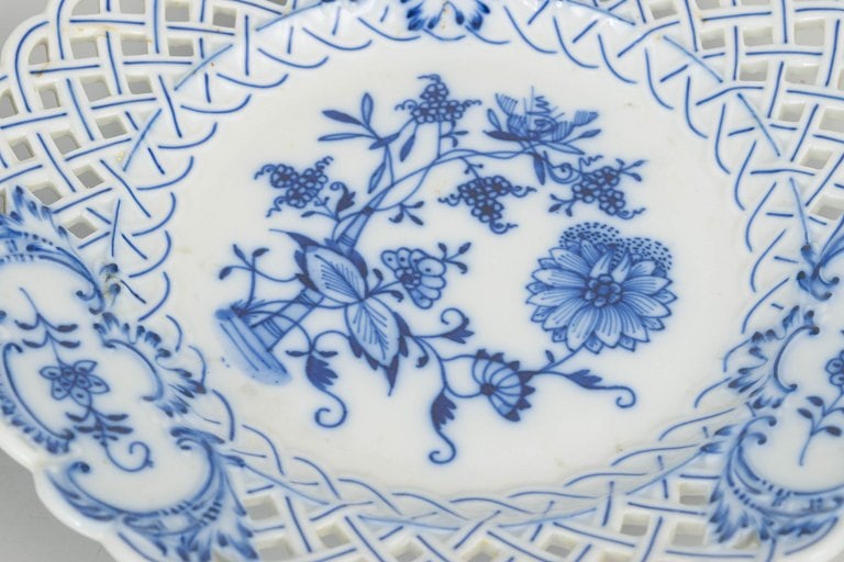 Stadt Meissen, Germany. Set of two porcelain dinner plates with pierced rim and blue onion pattern. - 3
