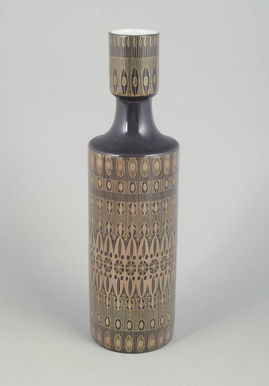 Baumann for Rosenthal, Germany. Large porcelain vase with tall neck and gold decoration. Approx.: Baumann for Rosenthal, large vase. Elegant porcelain vase with tall neck and elaborate gold decoration in a geometric pattern on a dark ground, characteristic of Rosenthal's decorative production in