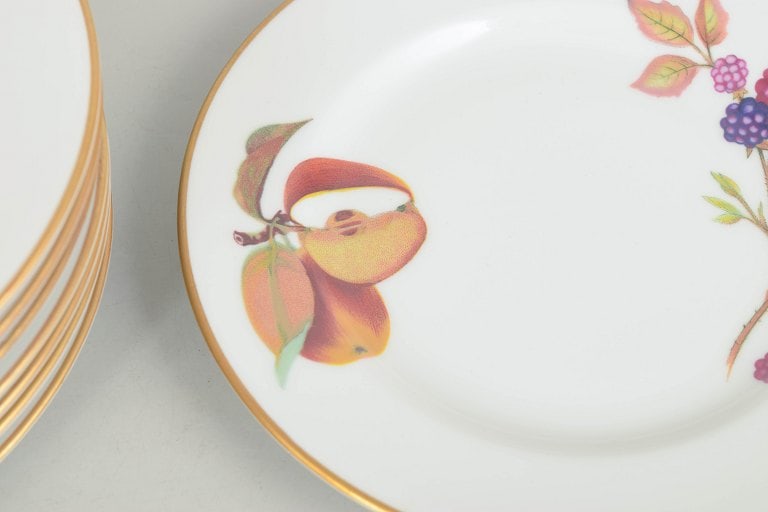 Royal Worcester Evesham, England. Set of eight porcelain cake plates with fruit decoration in warm - 3