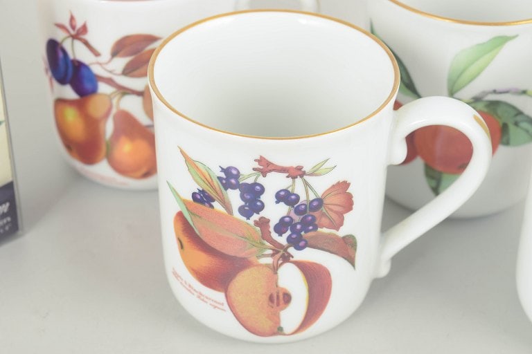 Royal Worcester Evesham, England. Set of four porcelain mugs and set of six coasters with fruit - 3
