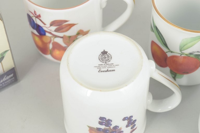 Royal Worcester Evesham, England. Set of four porcelain mugs and set of six coasters with fruit - 4
