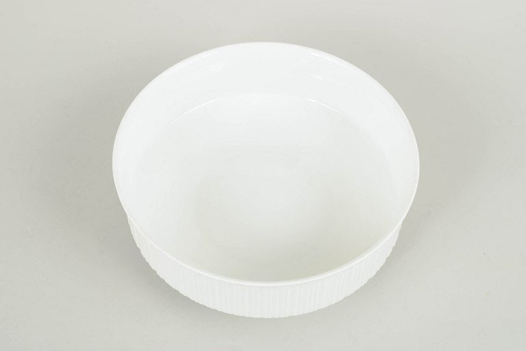 Tapio Wirkkala for Rosenthal, Germany. Minimalist porcelain bowl with subtly fluted sides. Approx. - 2
