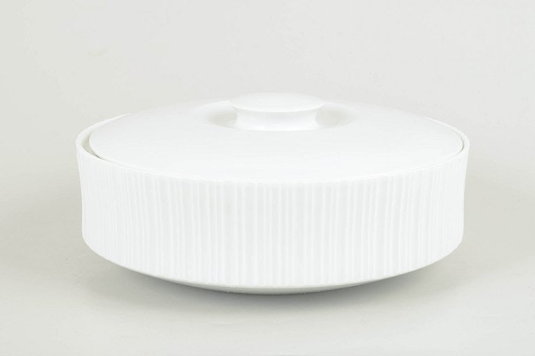 Tapio Wirkkala for Rosenthal, Germany. Lidded porcelain bowl with vertical fluting. Approx. 1980s.: Tapio Wirkkala for Rosenthal, lidded bowl. Round porcelain lidded bowl with vertical fluting and a clean functionalist design, characteristic of Tapio Wirkkala's work for Rosenthal in the 1980s.