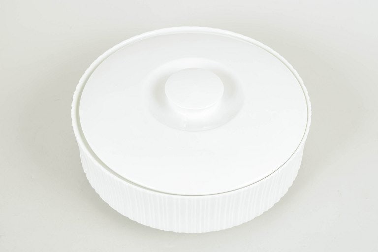Tapio Wirkkala for Rosenthal, Germany. Lidded porcelain bowl with vertical fluting. Approx. 1980s. - 2