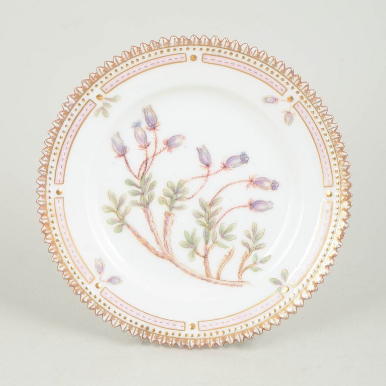 Royal Copenhagen, Denmark. Flora Danica, porcelain side plate with botanical motif and gilded rim.: Royal Copenhagen Flora Danica, side plate. Hand-decorated porcelain plate with botanical motif from the Flora Danica series, decorated outside the factory, finely executed with gilded rim and highly d
