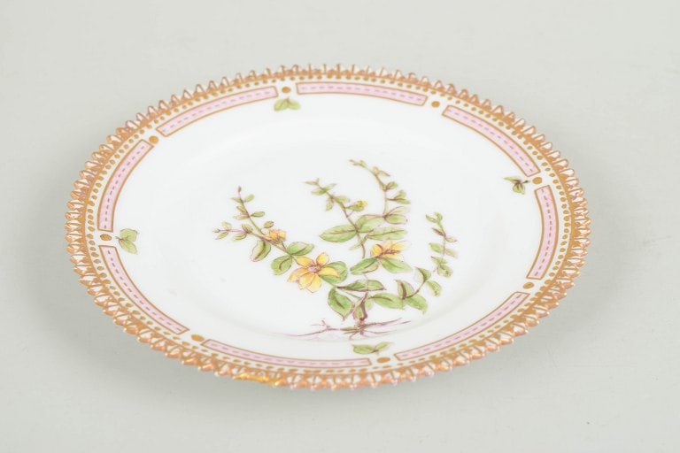 Royal Copenhagen Flora Danica, Denmark. Porcelain side plate with botanical motif. Circa 1920. - 2