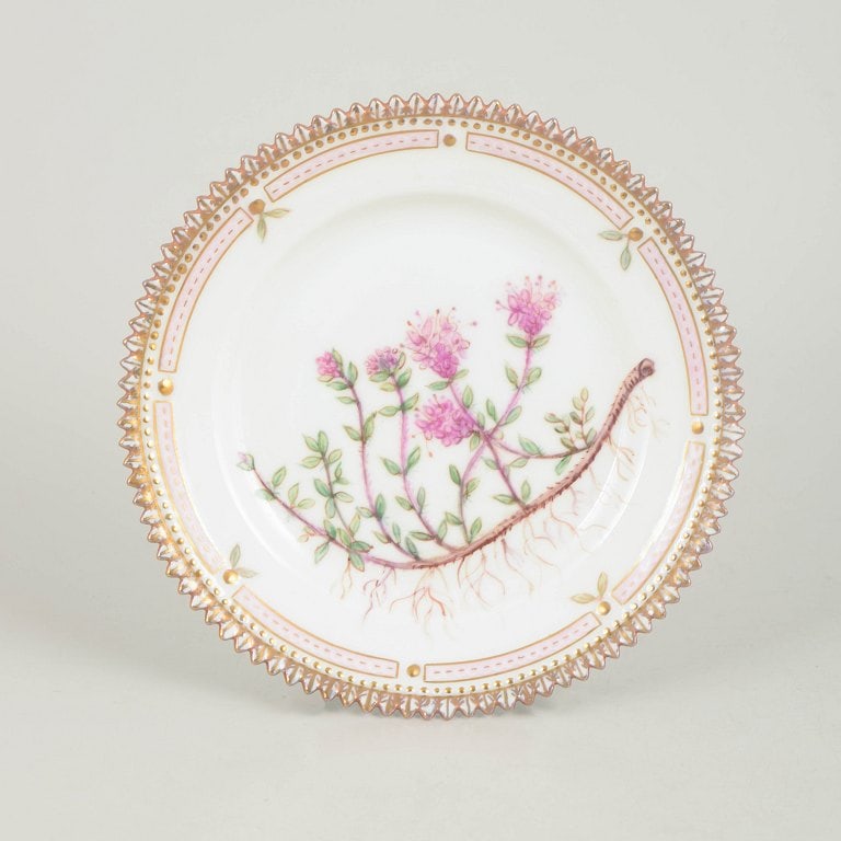 Royal Copenhagen Flora Danica plate, Denmark. Porcelain plate with botanical motif. Circa 1920.: Royal Copenhagen Flora Danica plate. Hand-decorated porcelain plate with botanical motif from the Flora Danica series, decorated outside the factory, finely executed with gilded rim and highly detaile