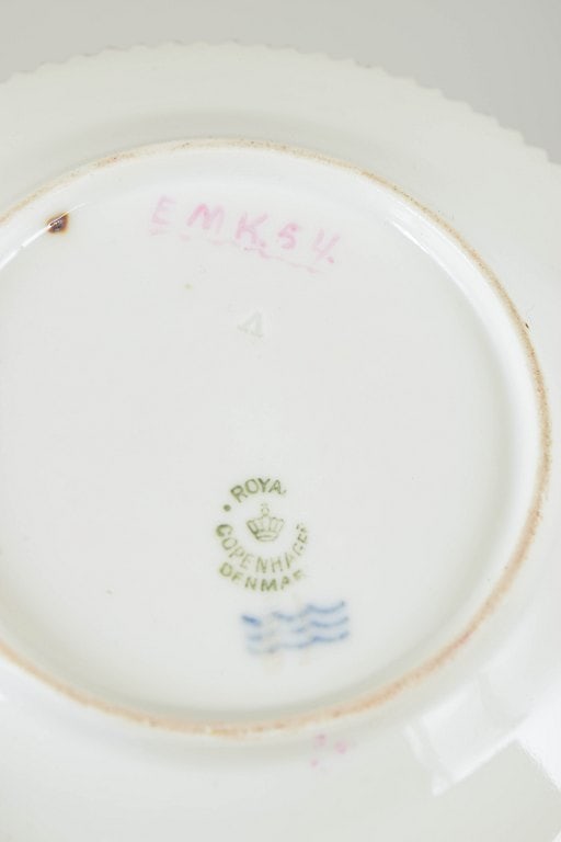 Royal Copenhagen Flora Danica plate, Denmark. Porcelain plate with botanical motif. Circa 1920. - 4