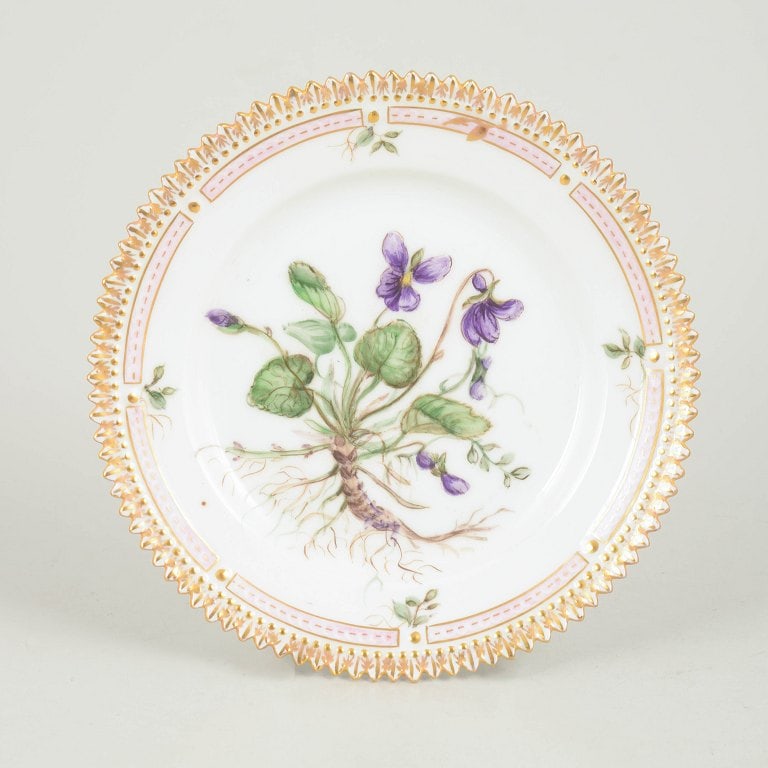 Royal Copenhagen Flora Danica, Denmark. Porcelain side plate with botanical motif. Circa 1920.: Royal Copenhagen Flora Danica, side plate. Hand-decorated porcelain plate with botanical motif from the Flora Danica series, decorated outside the factory, finely executed with gilded rim and highly d