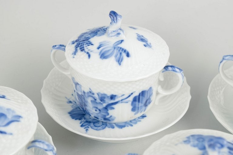 Royal Copenhagen, Denmark. Blue Flower Curved, set of four porcelain bouillon cups with matching - 3
