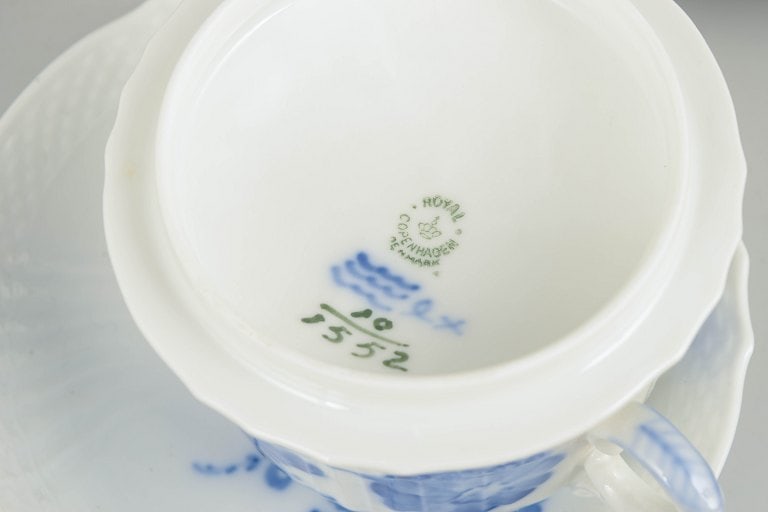 Royal Copenhagen, Denmark. Blue Flower Curved, set of four porcelain bouillon cups with matching - 4