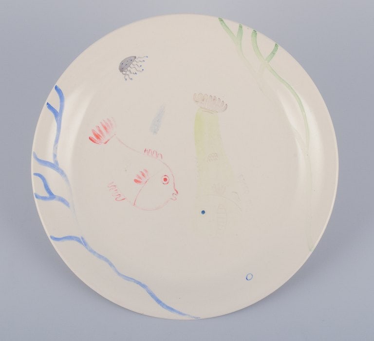 Stig Lindberg for Gustavsberg. "Löja" plate. Hand-painted with a fish motif. Satirical: Stig Lindberg for Gustavsberg. "Löja" plate. Hand-painted with a fish motif. Satirical illustration with Swedish text. From the 1950s. In egood condition with some slight wear to the paint and a 