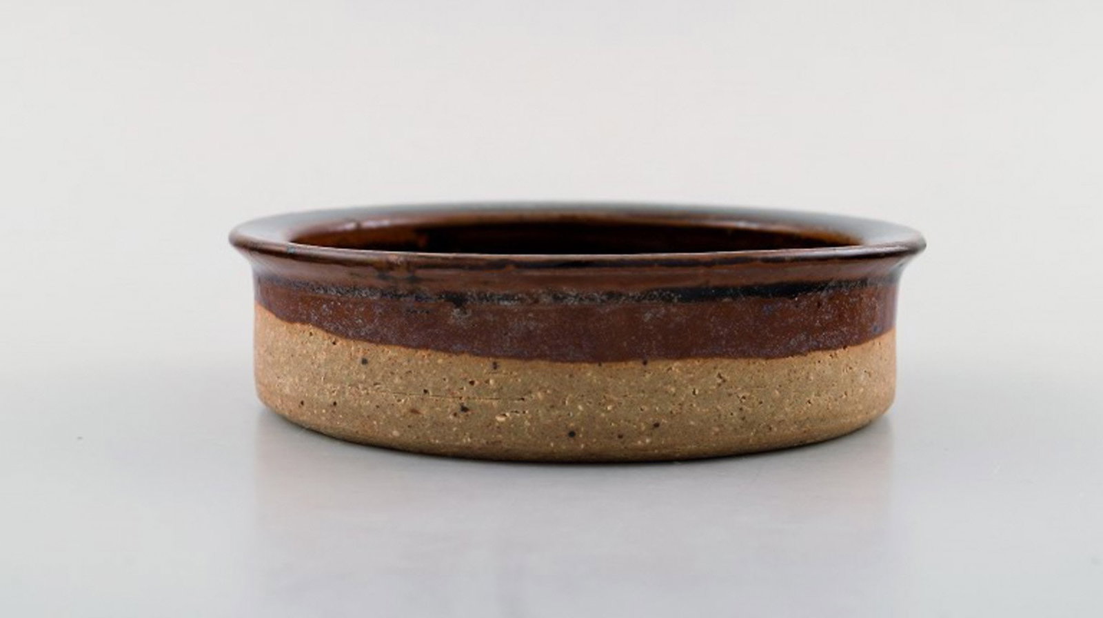Helle Allpass (1932-2000). Low bowl of raw and glazed stoneware in brown shades. 1960 / 70's.: Helle Allpass (1932-2000). Low bowl of raw and glazed stoneware in brown shades. 1960 / 70's. Stamped. Measures: 11 x 3 cm In very good condition. Helle Allpass was a master-educated Danish ceramist,
