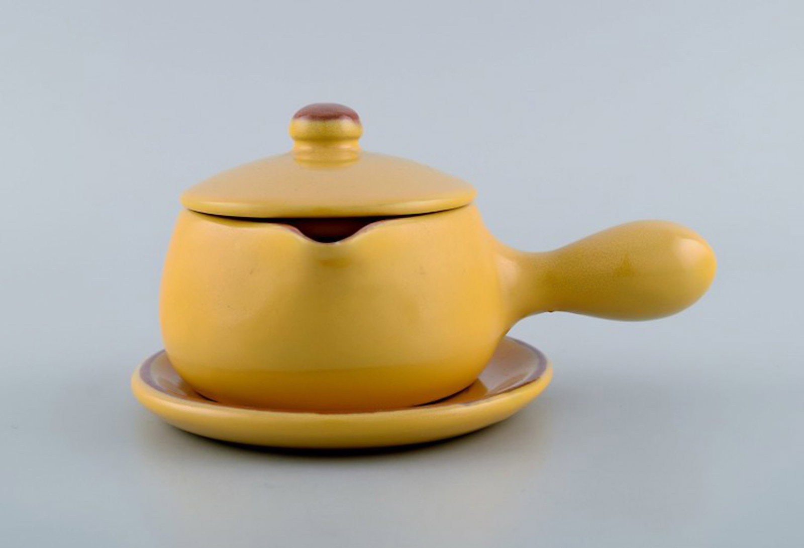 Vicke Lindstrand for Uppsala Ekeby. Sauce boat on saucer in glazed stoneware. Beautiful yellow: Vicke Lindstrand for Uppsala Ekeby. Sauce boat on saucer in glazed stoneware. Beautiful yellow glaze. 1950's. Measures: 16.5 x 8.5 cm. Stamped. In excellent condition.; Vicke Lindstrand for Uppsala