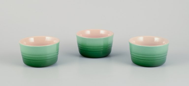 Le Creuset, France. Three green stoneware pie dishes with hand-glazed finish.: Le Creuset, France. Three green stoneware pie dishes with hand-glazed finish. 21st century. Perfect condition. Stamped. Dimensions: Diameter 9.5 cm x Height 5.5 cm. Reserve: $140.00 Shipping: