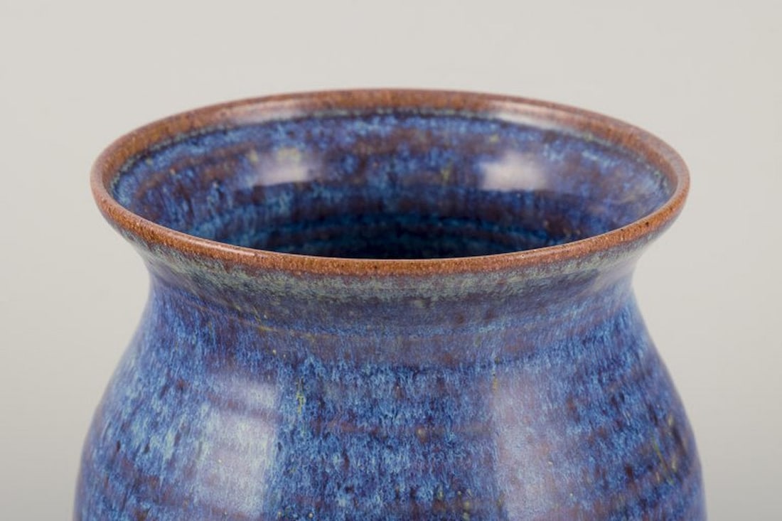 Swedish ceramicist. Unique ceramic vase with float glaze in blue tones. 1970s/80s. - 3