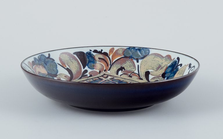 Kari Christensen (1938-1997) for Aluminia. Handcrafted "Tenera" fajance bowl.: Kari Christensen (1938-1997) for Aluminia. Handcrafted "Tenera" fajance bowl. Modernist design. Approximately from 1970. Marked. First factory quality. In perfect condition. Dimensions: Diameter 19.5