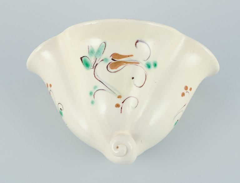 Kähler. Ceramic wall-mounted plant holder. Glaze in light tones. Floral motif.: Kähler. Ceramic wall-mounted plant holder. Glaze in light tones. Floral motif. Approximately 1930. Stamped. In perfect condition. Dimensions: Height 11.7 cm x Length 17.5 cm. Reserve: $140.00 Shi