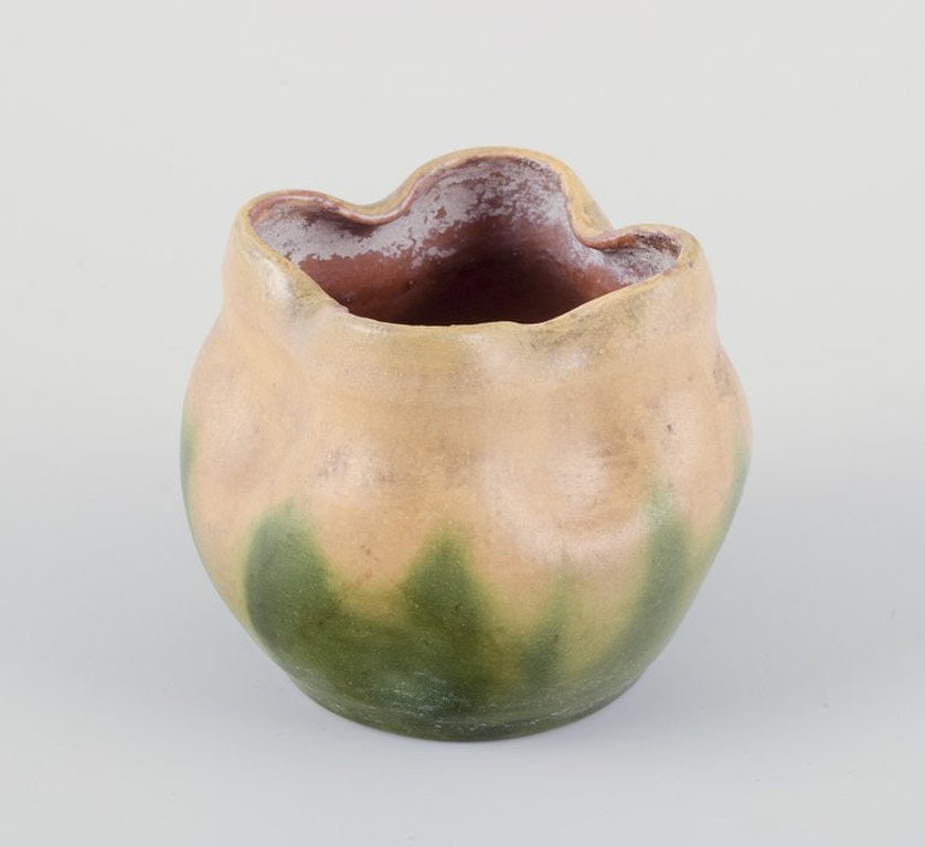 Kähler, Denmark. Small Art Nouveau ceramic plant pot. Approximately 1910s.: Kähler, small ceramic plant pot. Art Nouveau. Approximately 1910s. Glaze in shades of yellow and green. Signed. Hole in the bottom. In excellent condition with age-related signs of wear.