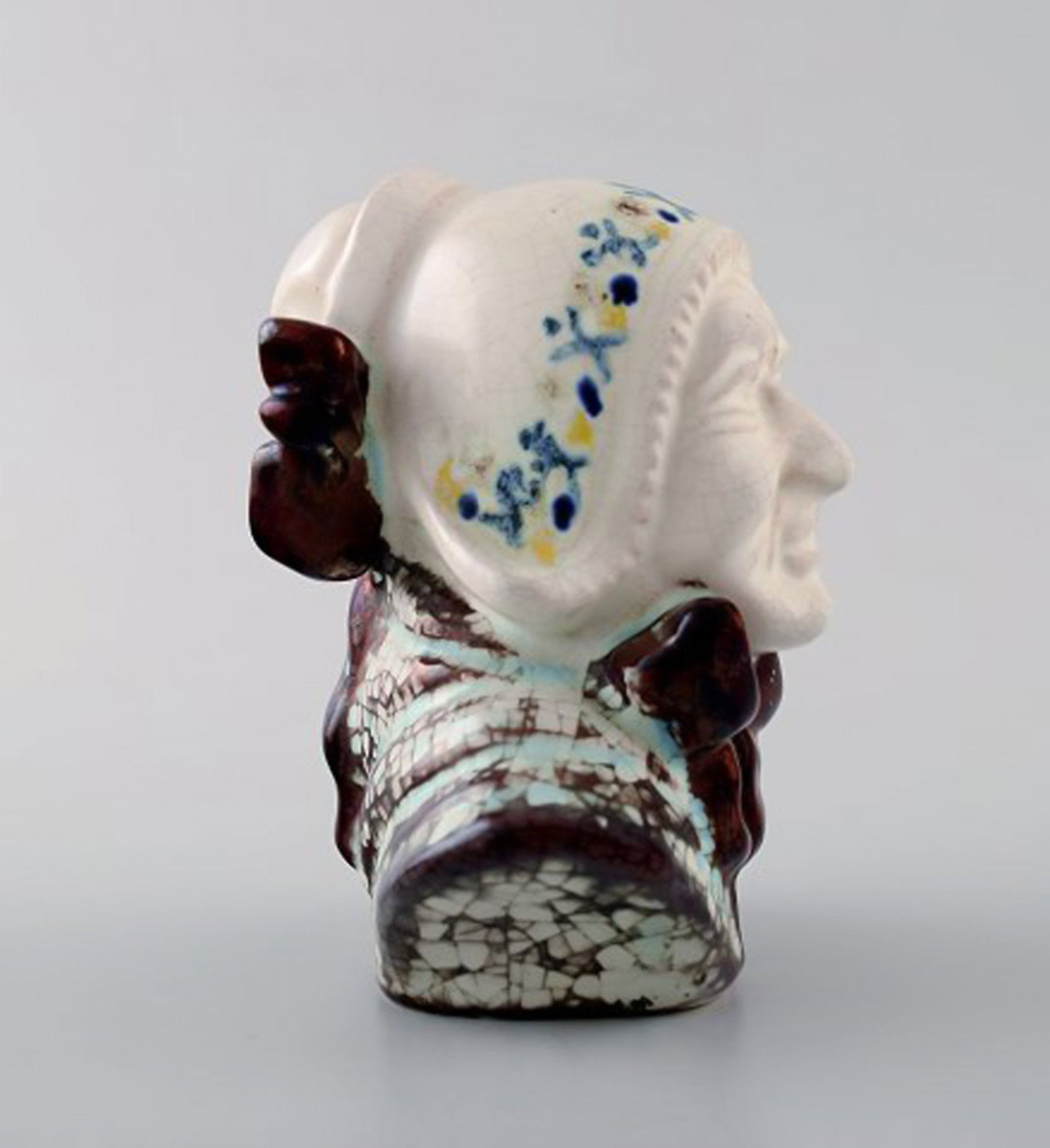 Michael Andersen Ceramics from Bornholm. 2 female heads, national costume. - 5